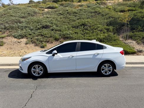Used 2017 Chevrolet Cruze LT w/ Convenience Package FWD image 2