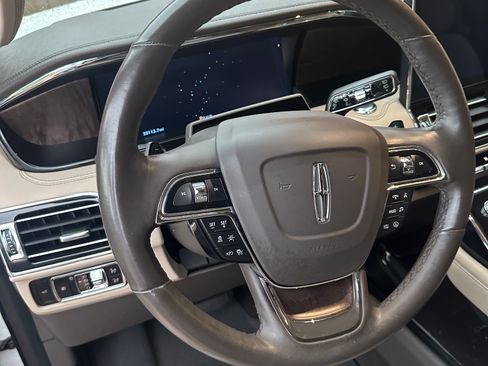 Used 2024 Lincoln Navigator Reserve AWD/4WD image 4
