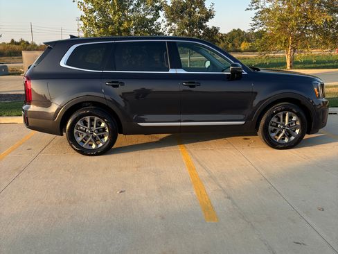 Used 2025 Kia Telluride LX image 12