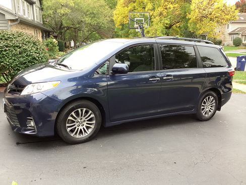 Used 2020 Toyota Sienna XLE image 4