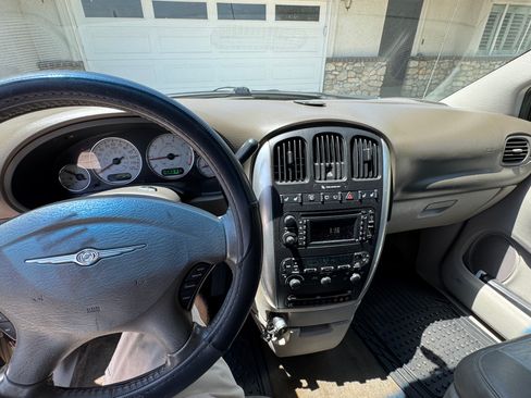 Used 2005 Chrysler Town & Country Touring image 9