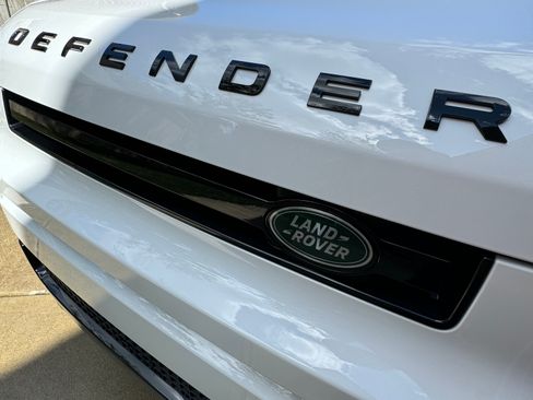 Used 2024 Land Rover Defender 90 X-Dynamic SE image 4