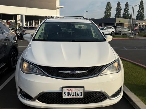 Used 2020 Chrysler Pacifica Touring-L image 1