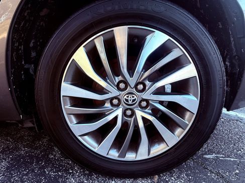 Used 2018 Toyota Corolla XLE image 24