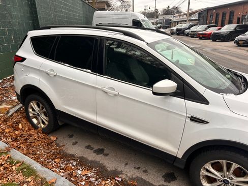 Used 2017 Ford Escape SE w/ Equipment Group 201A image 4