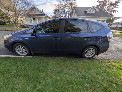Used 2012 Toyota Prius V Three image 4