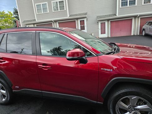 Used 2021 Toyota RAV4 XLE Premium image 13