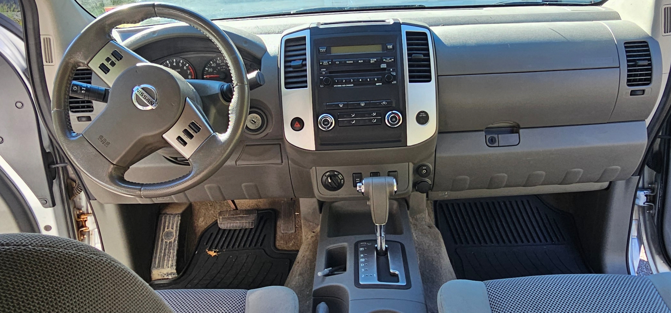 Used 2011 Nissan Frontier SV w/ SV Premium Utility Pkg AWD/4WD image 11