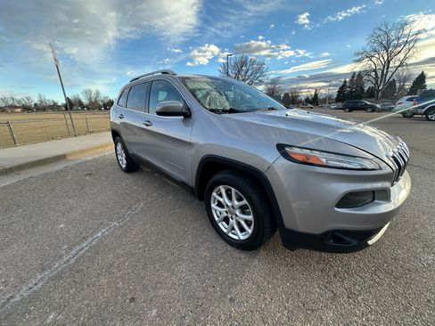 Used 2018 Jeep Cherokee Latitude image 2