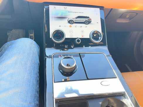 Used 2019 Land Rover Range Rover Velar R-Dynamic SE image 12