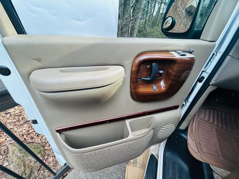 Used 2002 Chevrolet Express 1500 w/ LS Preferred Equipment Group image 27