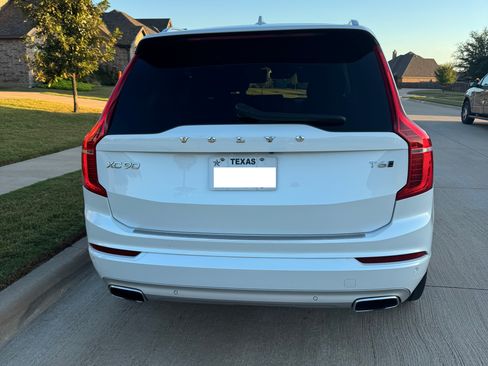 Used 2020 Volvo XC90 T6 Momentum image 2