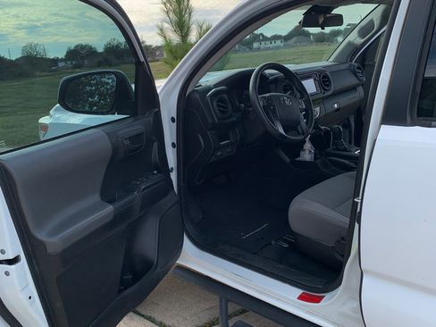 Used 2018 Toyota Tacoma SR image 11
