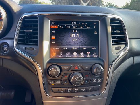 Used 2017 Jeep Grand Cherokee Altitude image 18