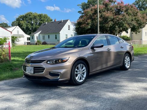 Used 2018 Chevrolet Malibu LT FWD image 4
