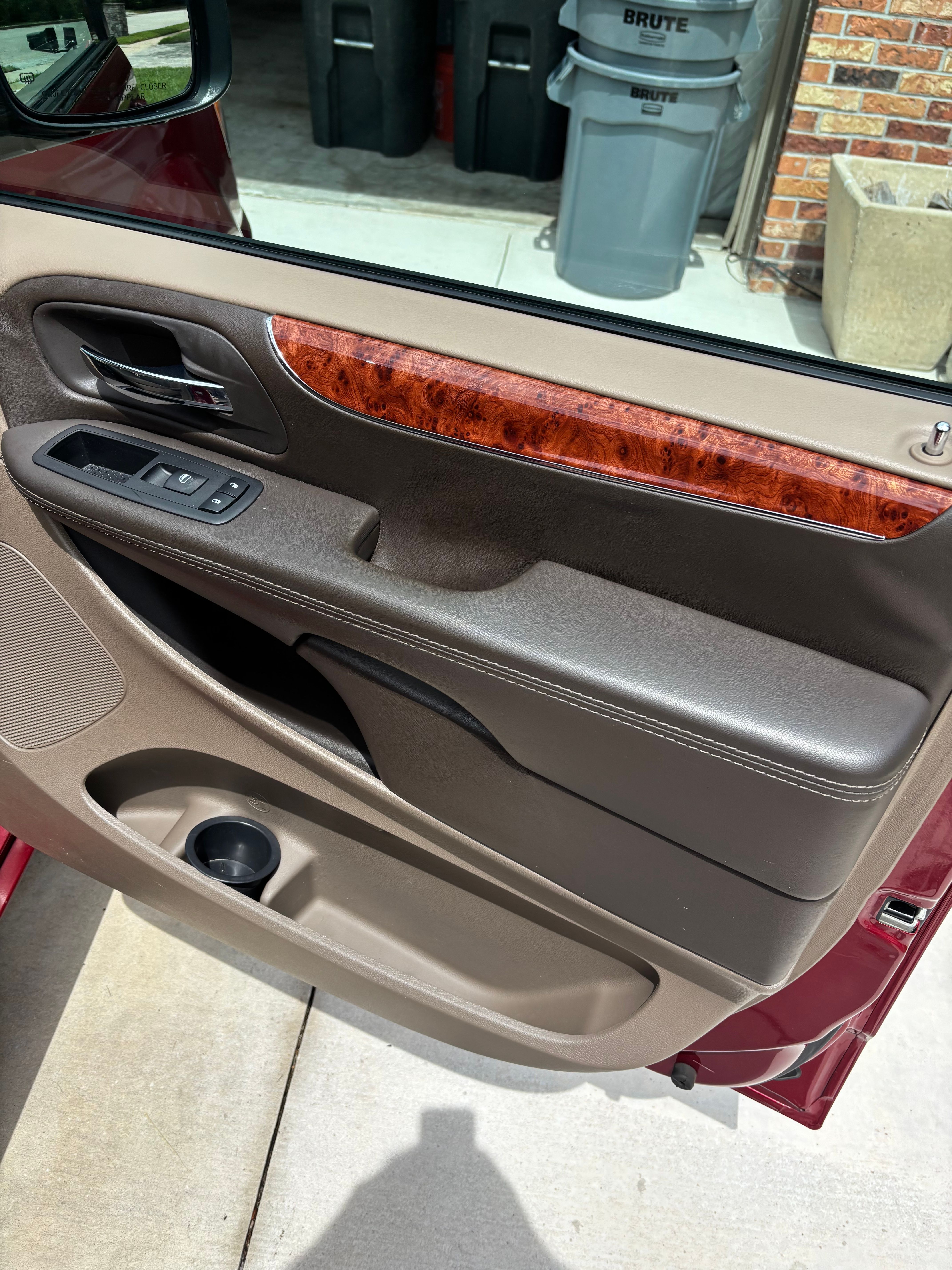 Used 2016 Chrysler Town & Country LX FWD image 14
