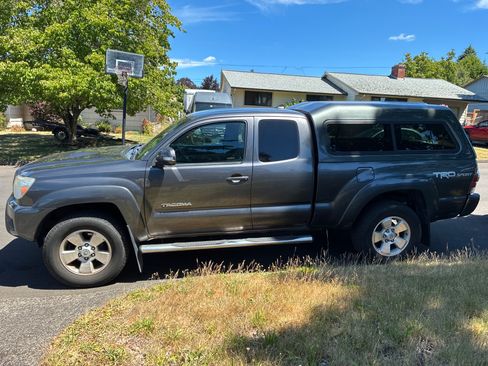 Used 2014 Toyota Tacoma 4x4 Access Cab V6 w/ TRD Sport Package image 2