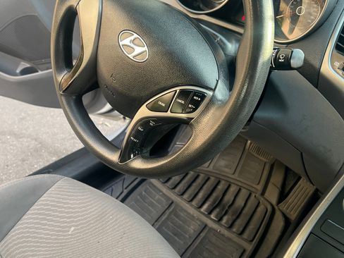 Used 2015 Hyundai Elantra SE image 8