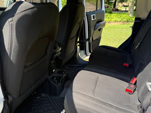 Used 2018 Jeep Wrangler Unlimited Sahara w/ Uconnect 4C Nav & Sound Group image 10