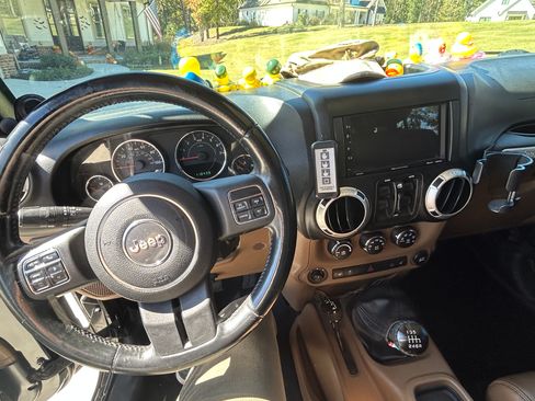 Used 2011 Jeep Wrangler Unlimited Rubicon w/ Call of Duty Group image 26