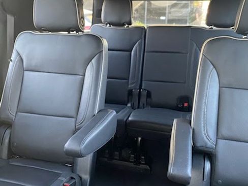 Used 2023 Chevrolet Suburban Premier image 13