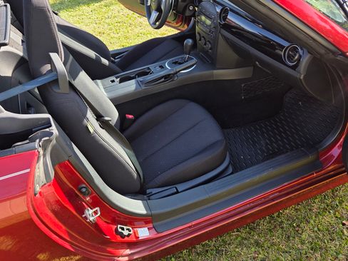 Used 2007 MAZDA MX-5 Miata Sport w/ Appearance Pkg image 4