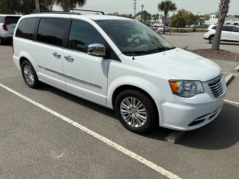 Used 2015 Chrysler Town & Country Touring-L w/ Driver Convenience Group image 5