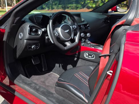 Used 2021 Aston Martin V8 Vantage Roadster image 24