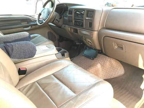 Used 2004 Ford Excursion XLT image 17