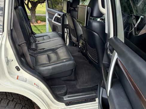 Used 2016 Toyota Land Cruiser image 4