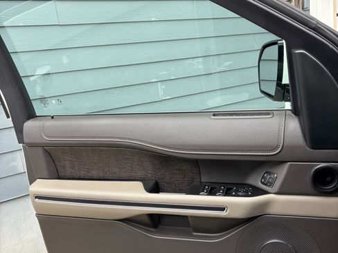 Used 2021 Ford Expedition Limited image 9