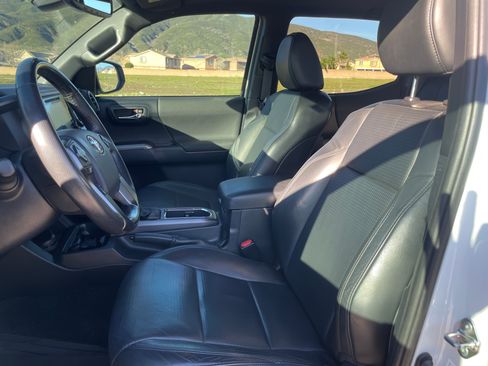 Used 2019 Toyota Tacoma TRD Sport w/ TRD Premium Sport Package RWD image 22