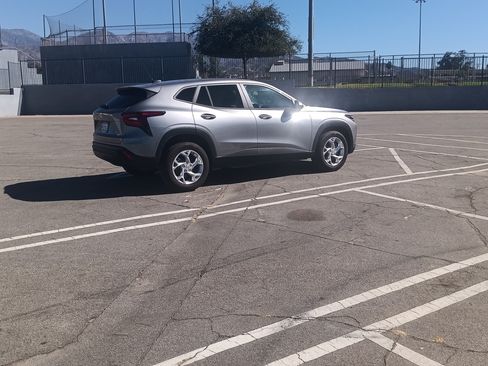 Used 2025 Chevrolet Trax LS w/ LS Convenience Package image 4