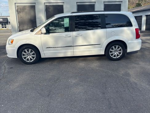 Used 2016 Chrysler Town & Country Touring image 2