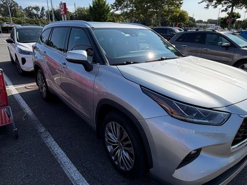 Used 2021 Toyota Highlander Platinum AWD/4WD image 2