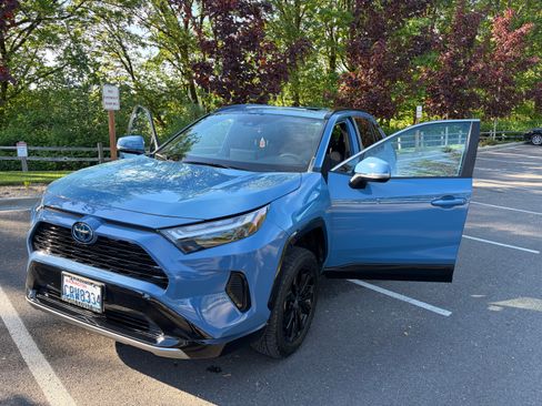 Used 2022 Toyota RAV4 SE w/ Convenience Package AWD/4WD image 10