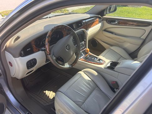 Used 2004 Jaguar XJ8 image 8