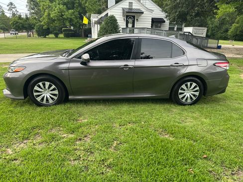 Used 2019 Toyota Camry LE FWD image 10