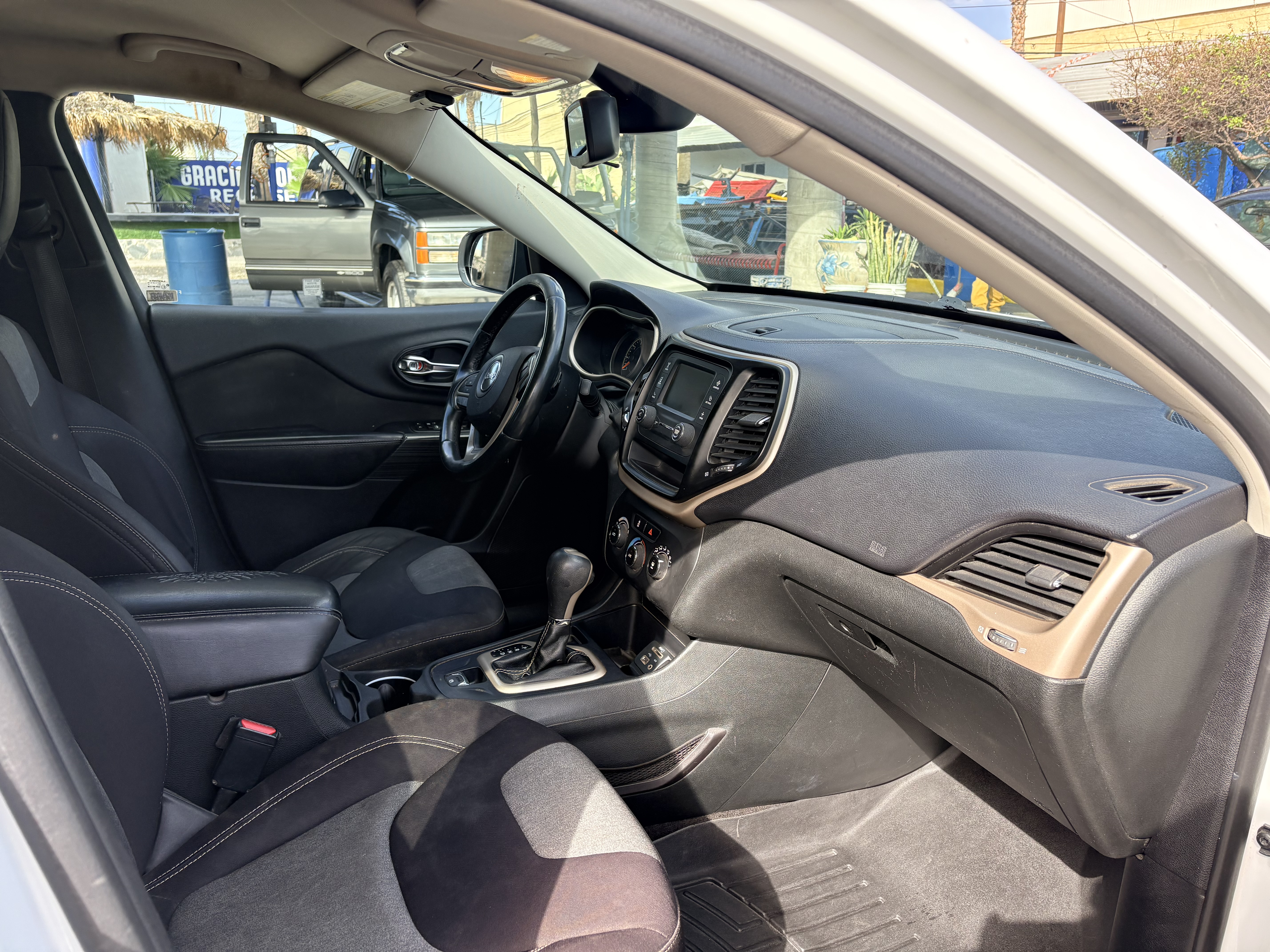 Used 2015 Jeep Cherokee Sport FWD image 1
