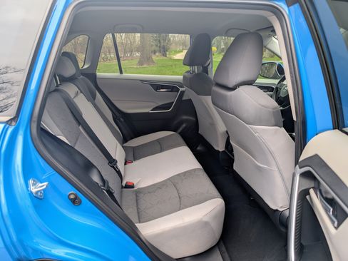 Used 2021 Toyota RAV4 XLE image 18