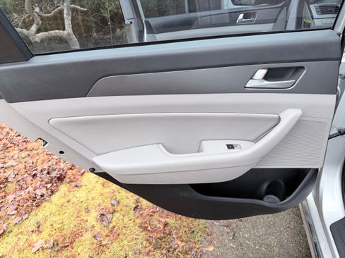 Used 2016 Hyundai Sonata SE image 1