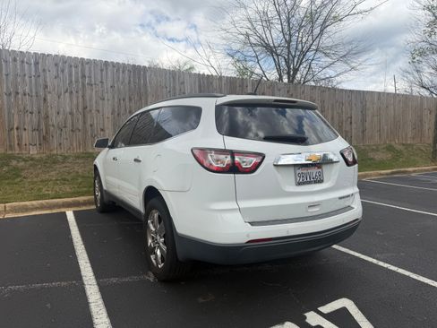 Used 2016 Chevrolet Traverse LT w/ Style and Technology Package image 2