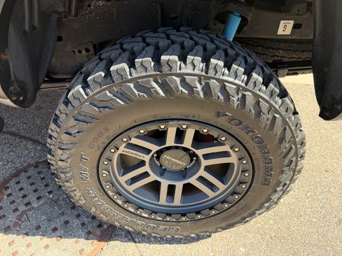 Used 2016 Toyota Tacoma TRD Off-Road w/ Premium & Technology Package image 16