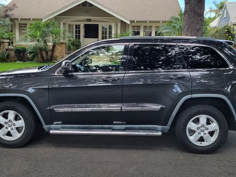 Used 2011 Jeep Grand Cherokee Laredo image 2