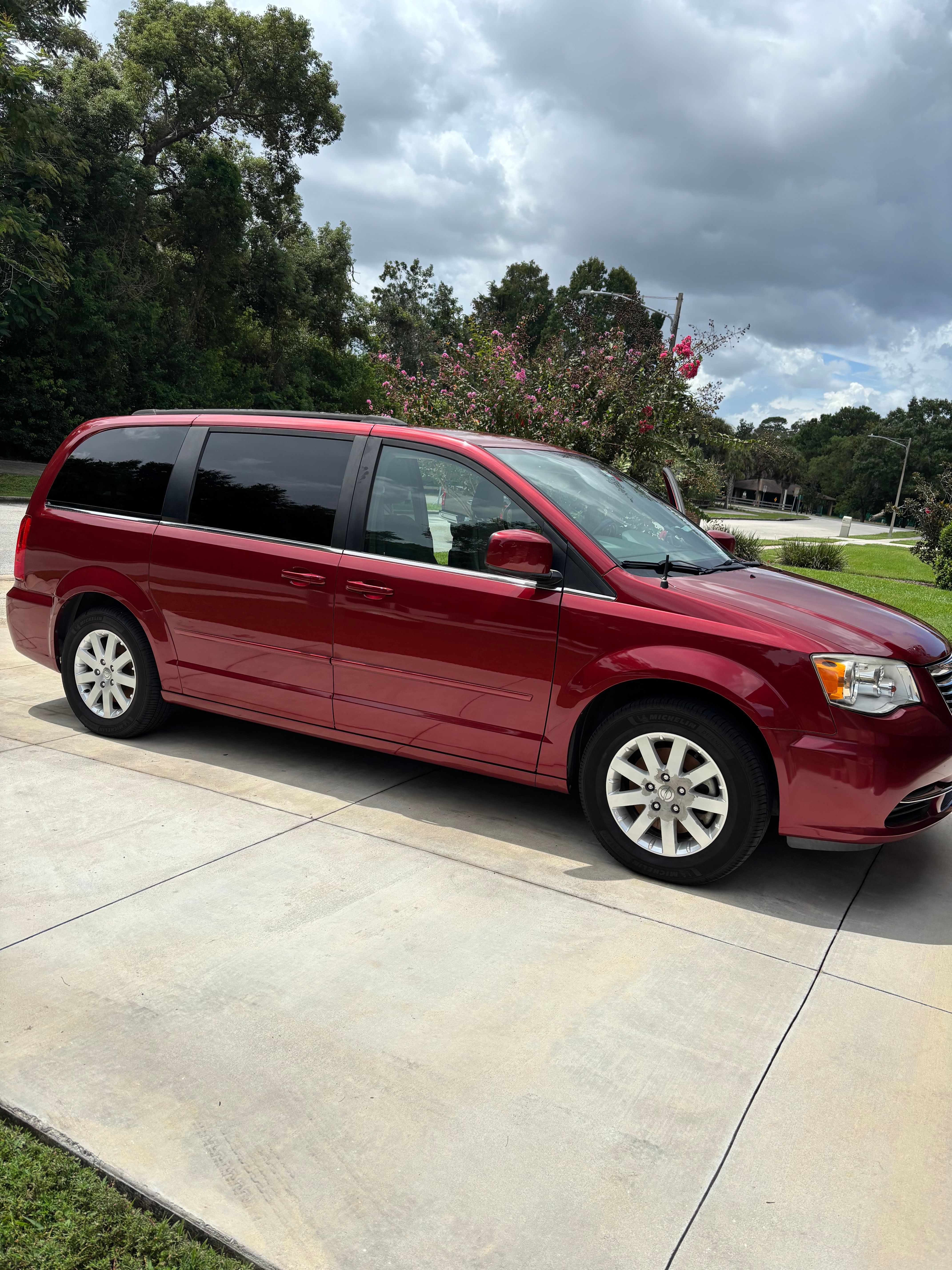 Used 2016 Chrysler Town & Country LX FWD image 1