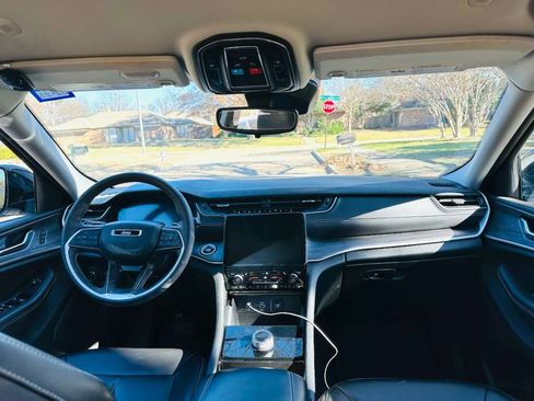 Used 2023 Jeep Grand Cherokee Limited w/ Black Appearance Package image 11