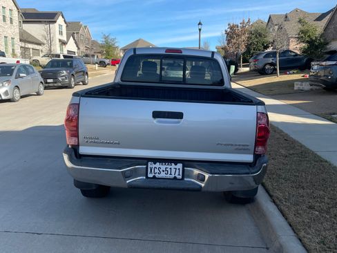 Used 2005 Toyota Tacoma PreRunner image 4