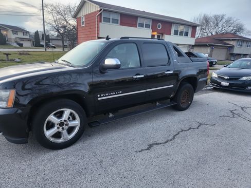 Used 2009 Chevrolet Avalanche LTZ image 3