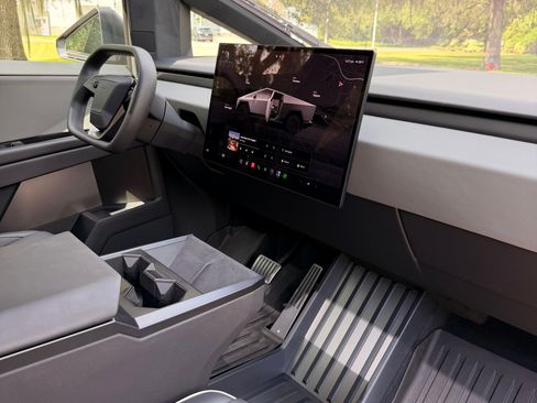 Used 2024 Tesla Cybertruck AWD Crew Cab image 24
