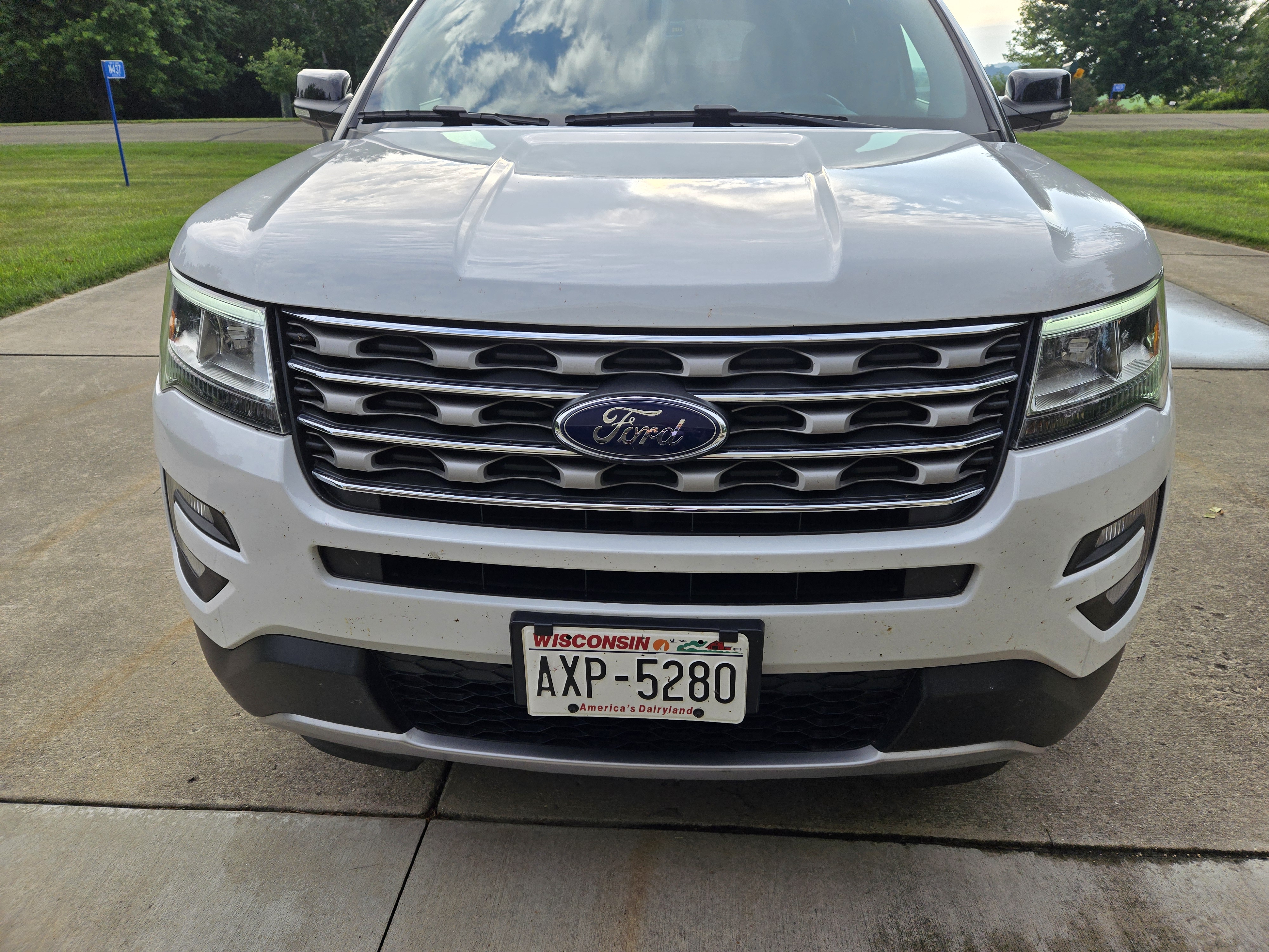 Used 2017 Ford Explorer XLT FWD image 4